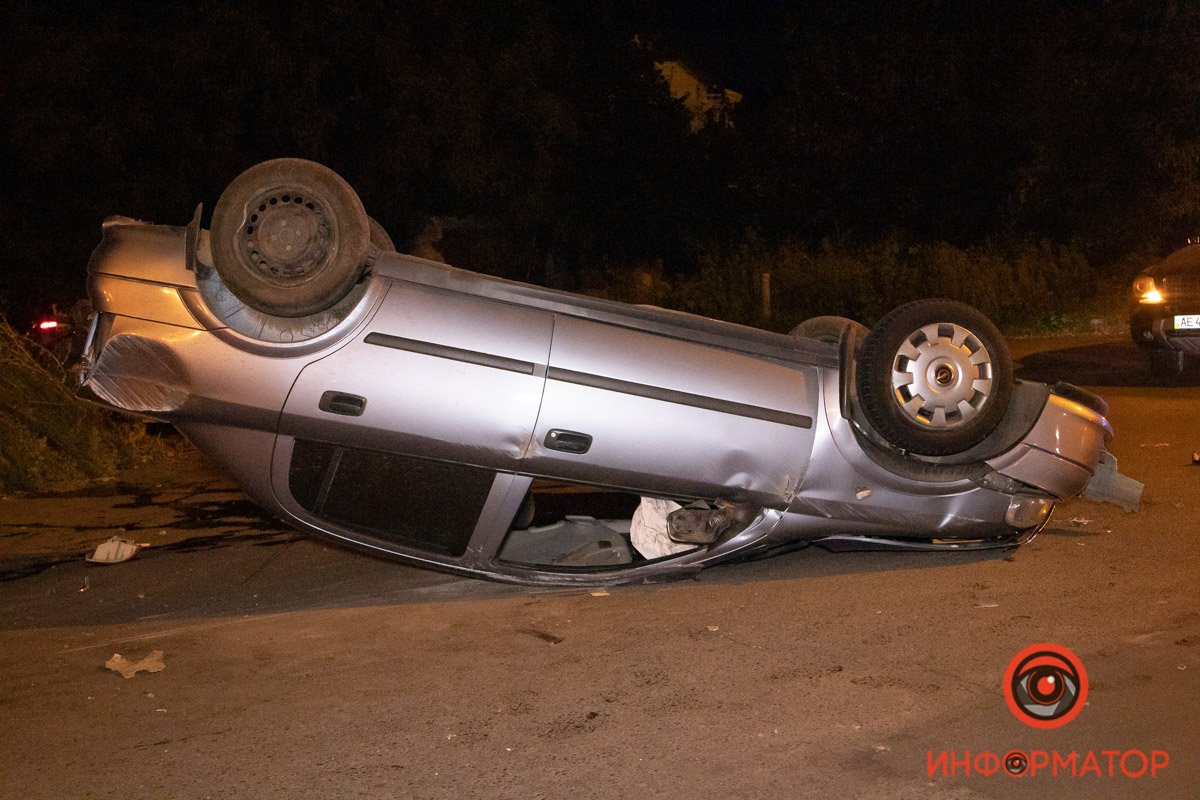 В Днепре на Лабораторной Nissan столкнулся с Opel: Opel перевернулся 11