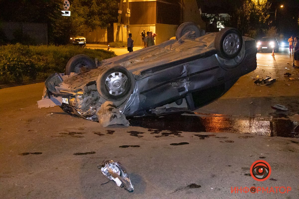 В Днепре на Лабораторной Nissan столкнулся с Opel: Opel перевернулся 12