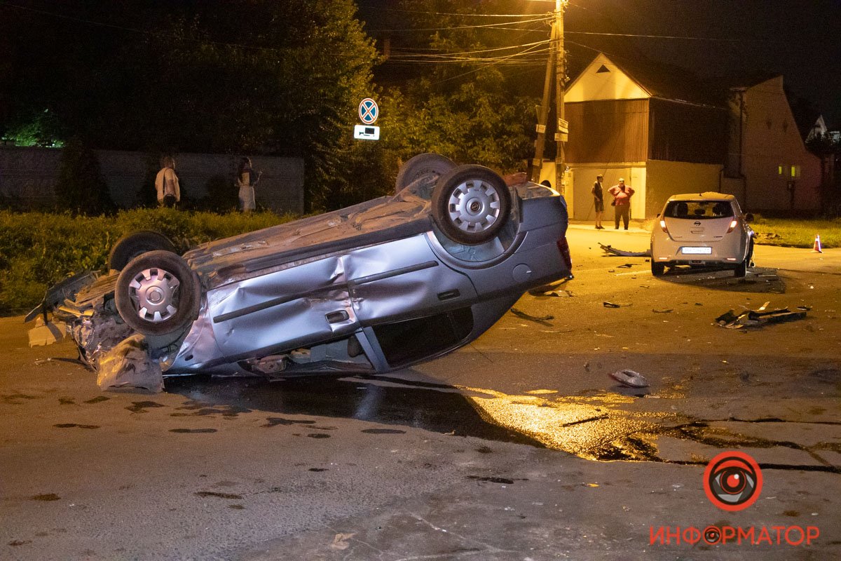 В Днепре на Лабораторной Nissan столкнулся с Opel: Opel перевернулся 13