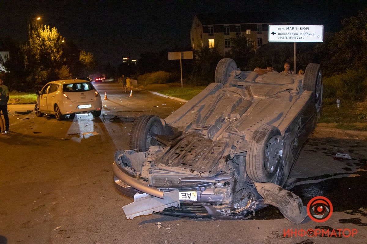 В Днепре на Лабораторной Nissan столкнулся с Opel: Opel перевернулся 14