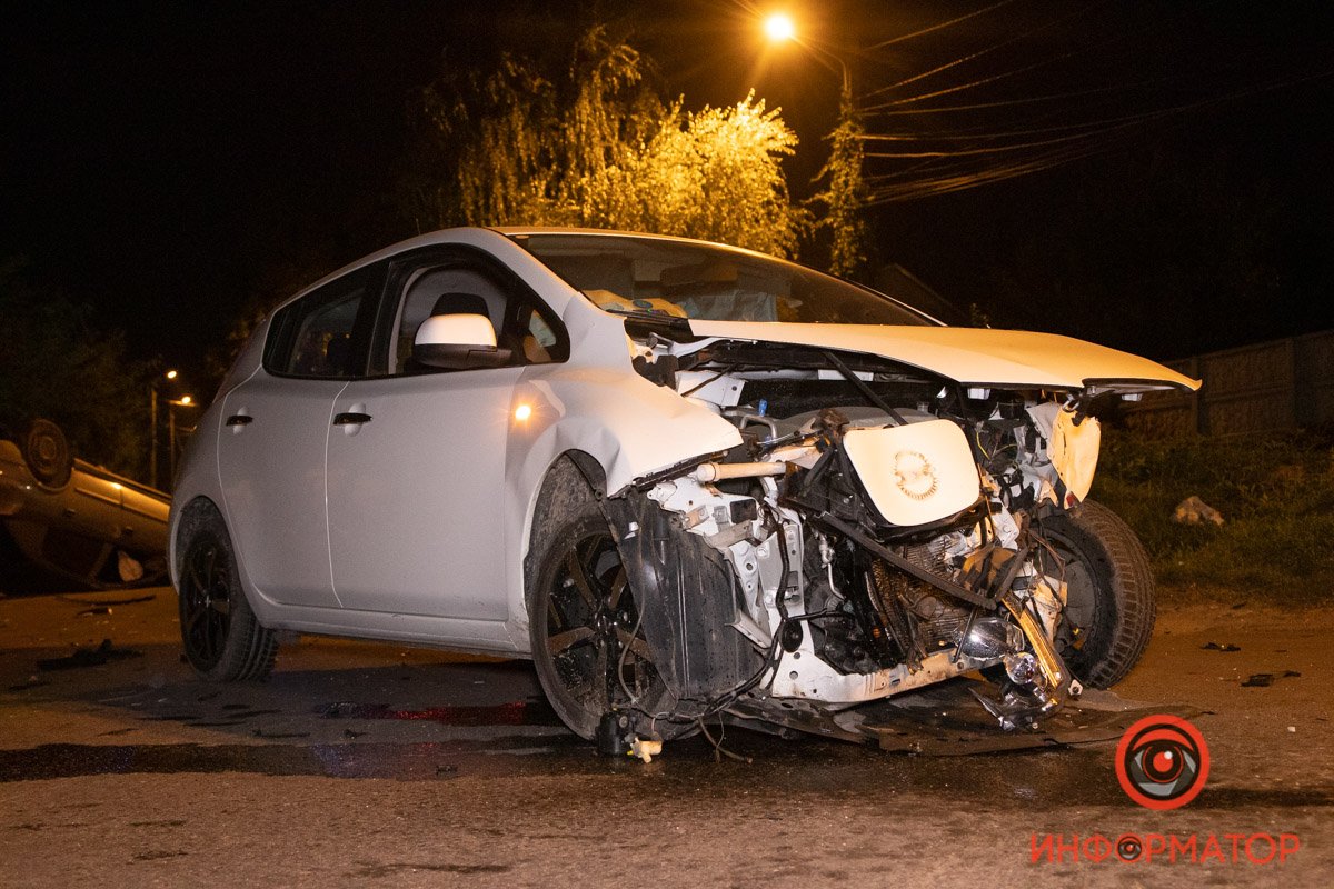 В Днепре на Лабораторной Nissan столкнулся с Opel: Opel перевернулся 15