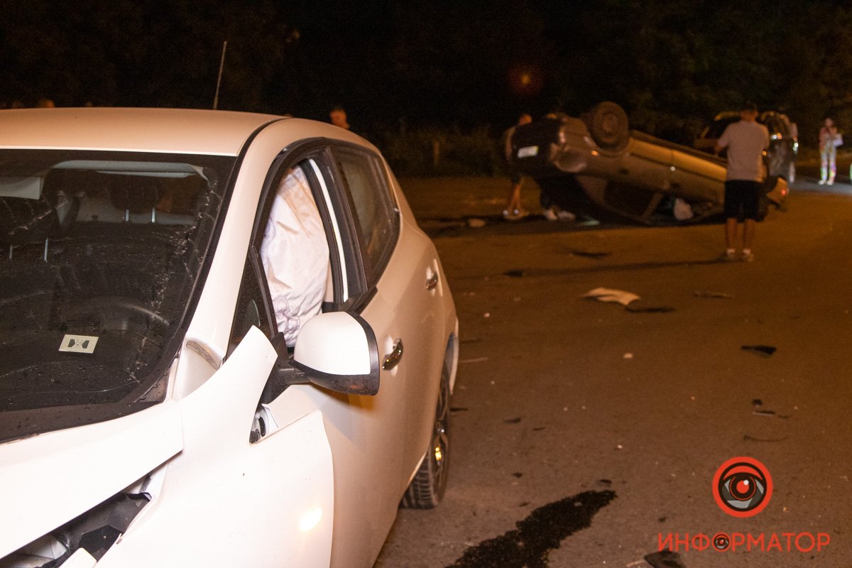 В Днепре на Лабораторной Nissan столкнулся с Opel: Opel перевернулся 17