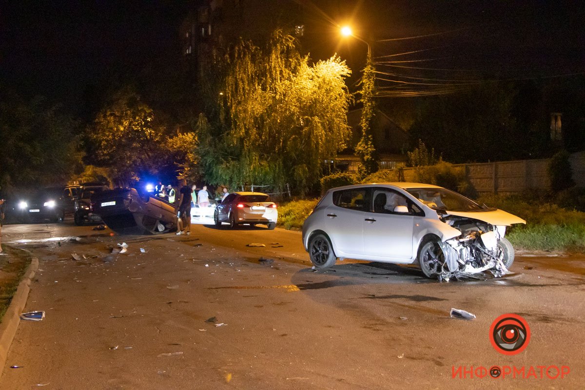 В Днепре на Лабораторной Nissan столкнулся с Opel: Opel перевернулся 18