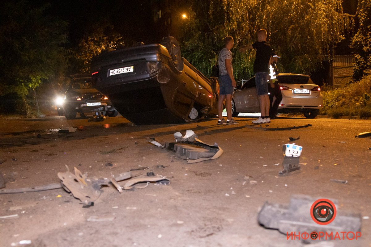 В Днепре на Лабораторной Nissan столкнулся с Opel: Opel перевернулся 19