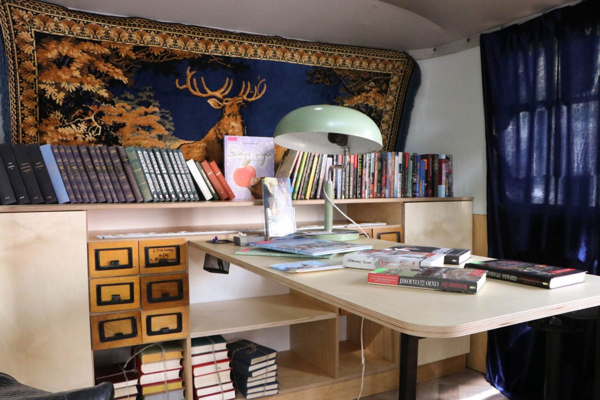 Он оборудован местами для чтения