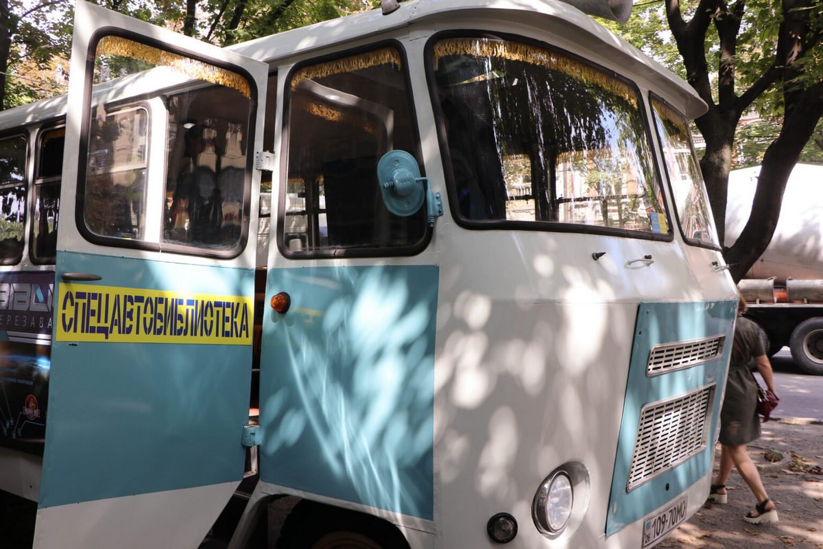 Он будет стоять у библиотек