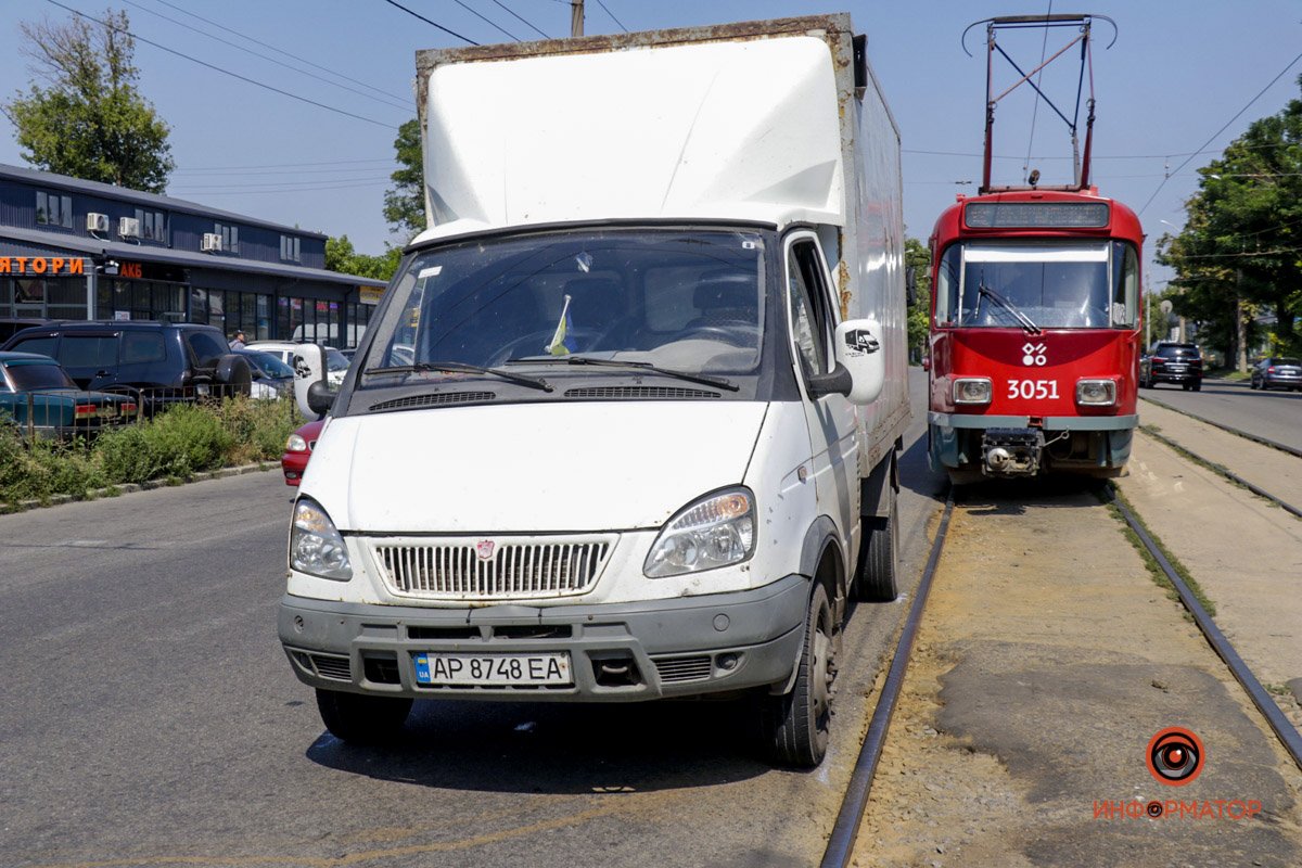 В Днепре на проспекте Богдана Хмельницкого ГАЗель сбила мужчину: пострадавшего забрала скорая 2