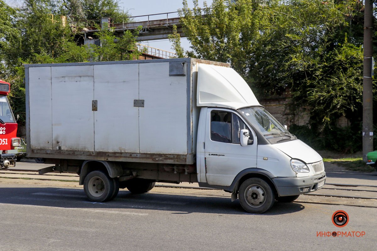 В Днепре на проспекте Богдана Хмельницкого ГАЗель сбила мужчину: пострадавшего забрала скорая 4