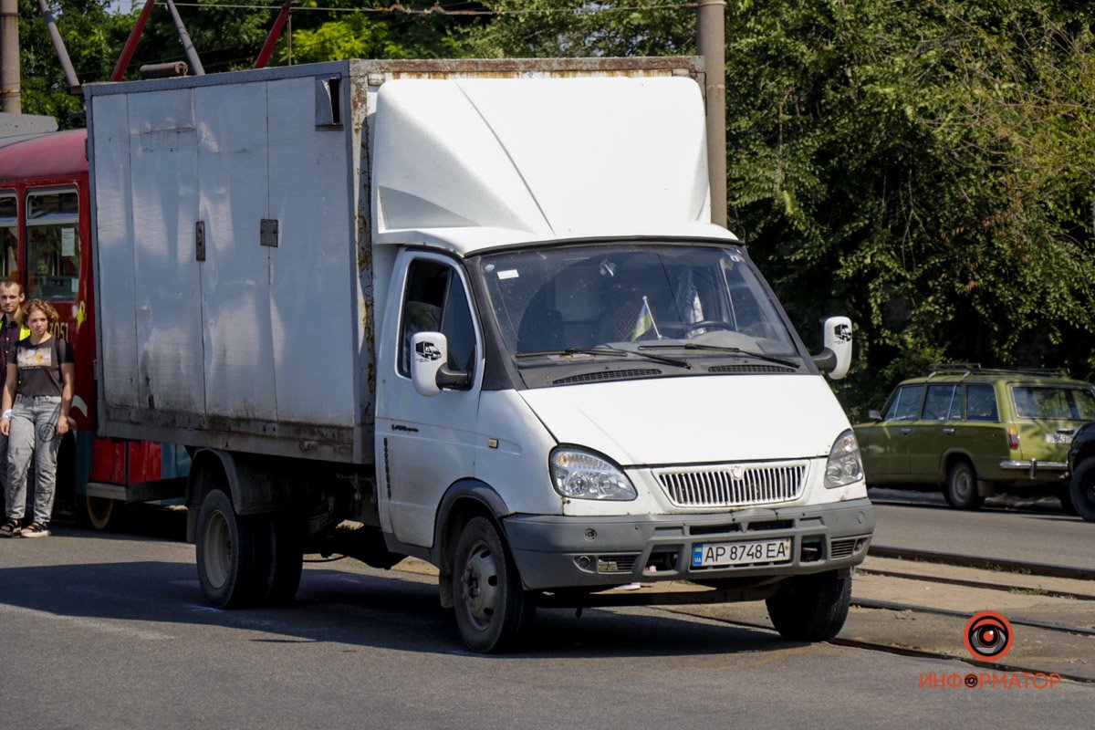В Днепре на проспекте Богдана Хмельницкого ГАЗель сбила мужчину: пострадавшего забрала скорая 5
