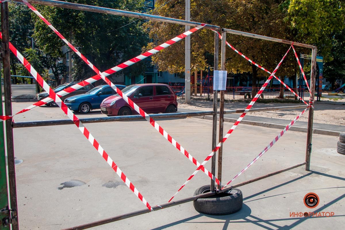 Ворота напротив дома № 75