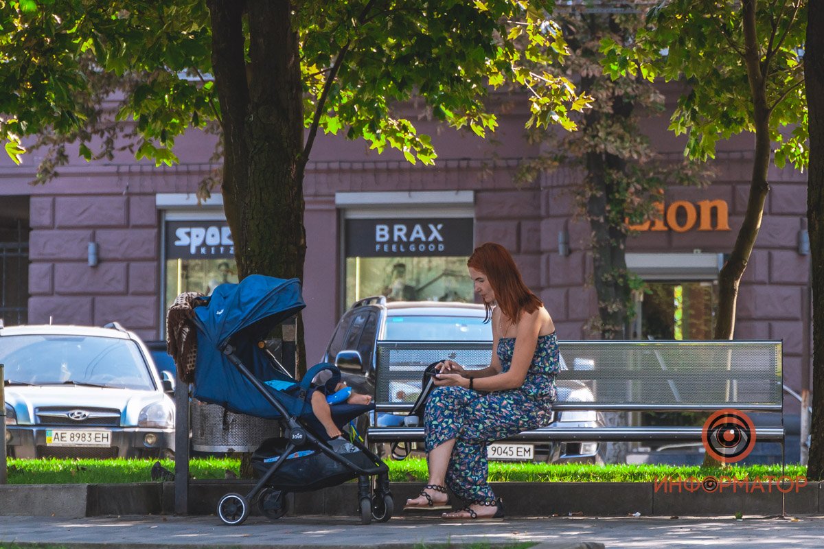 На свежем воздухе, в тени деревьев 