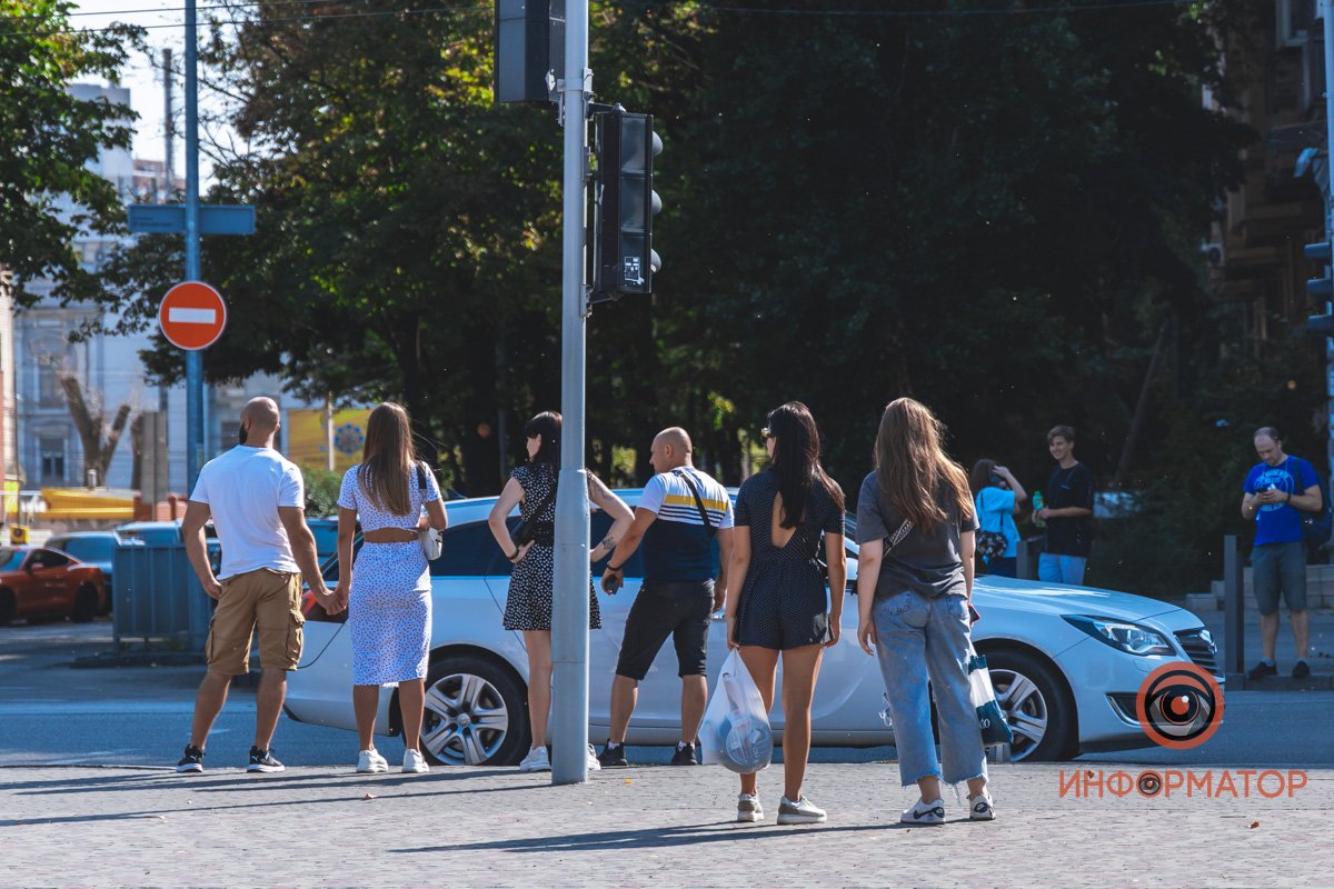 Летом город оживленный, как уютный улей 