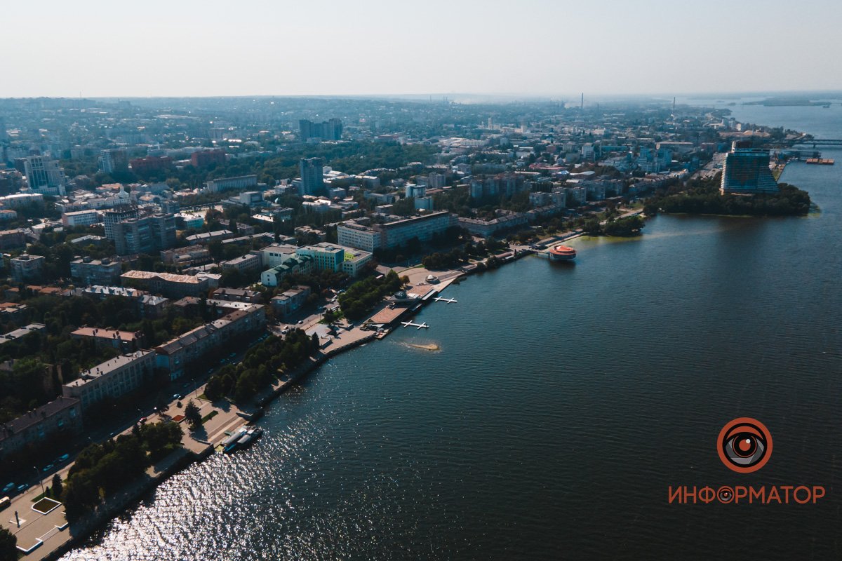 Набережная и величественный Парус 