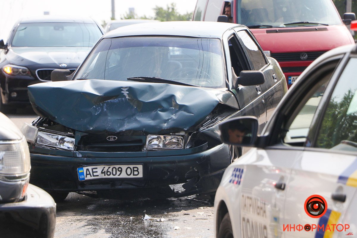 В Днепре на Каштановой столкнулись Mazda и Lada