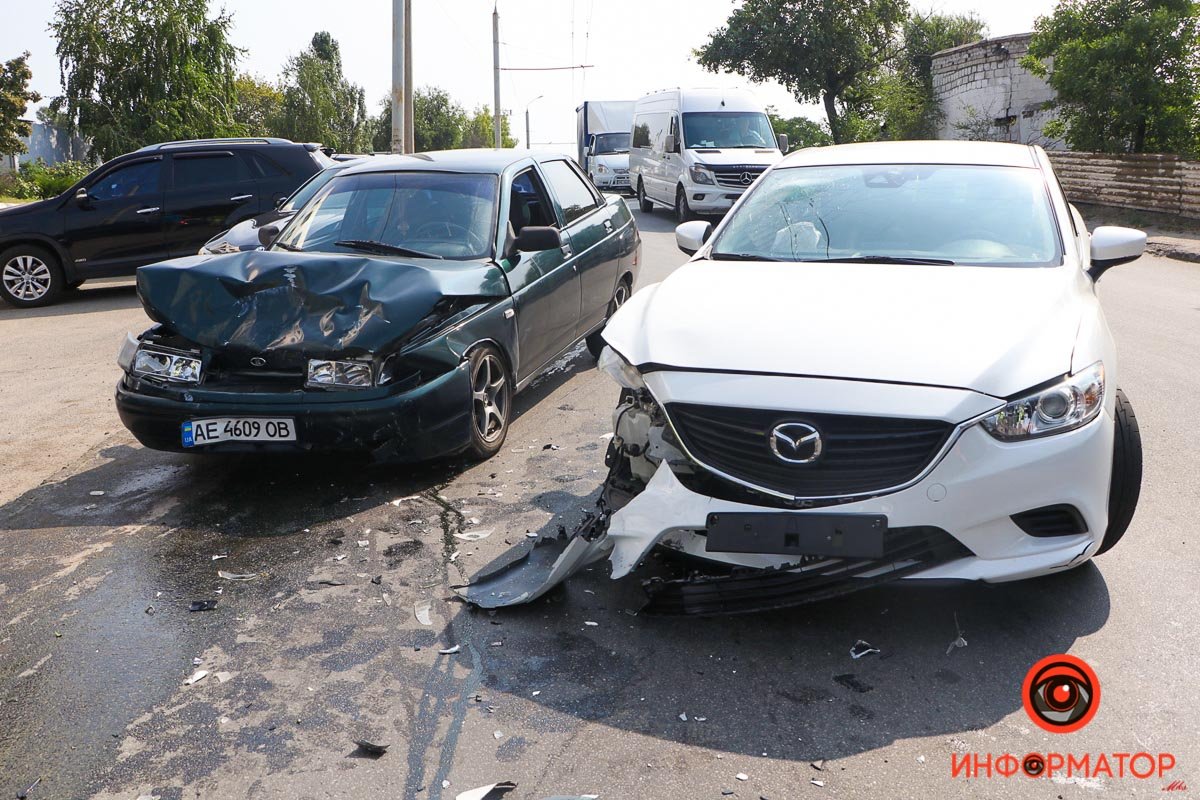 Когда водитель поворачивал, чтобы припарковать автомобиль, в него врезалась Lada