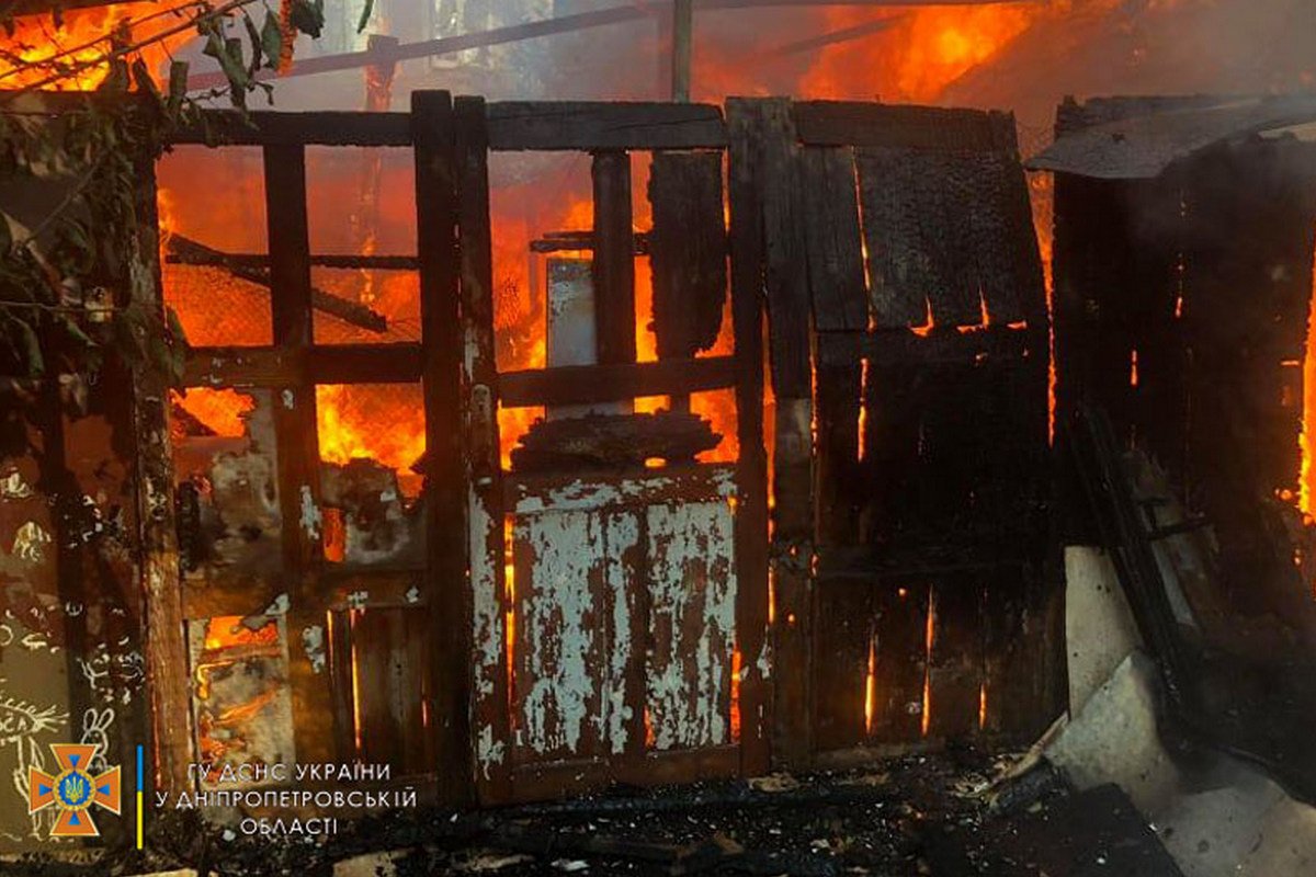 Во дворе частного дома сгорел сарай