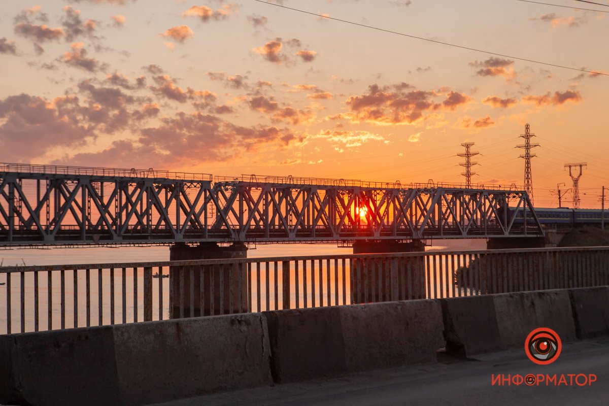 Солнце пробивается сквозь конструкцию моста