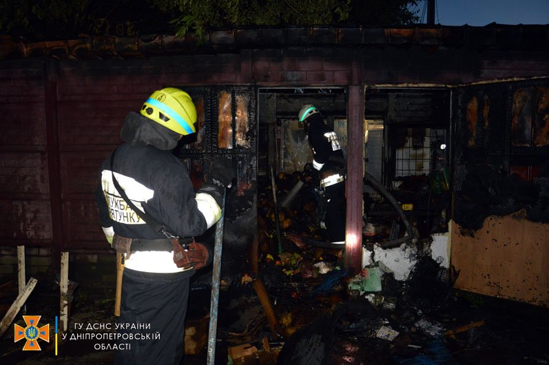 Огонь повредил три торговых точки Огонь повредил три торговых точки