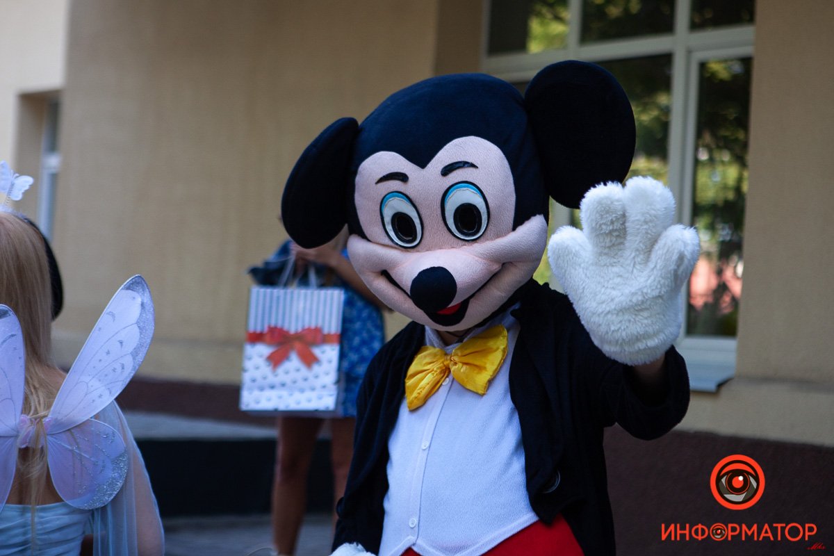 Цветы, улыбки и детский смех: как в школах Днепра праздновали 1 сентября 1