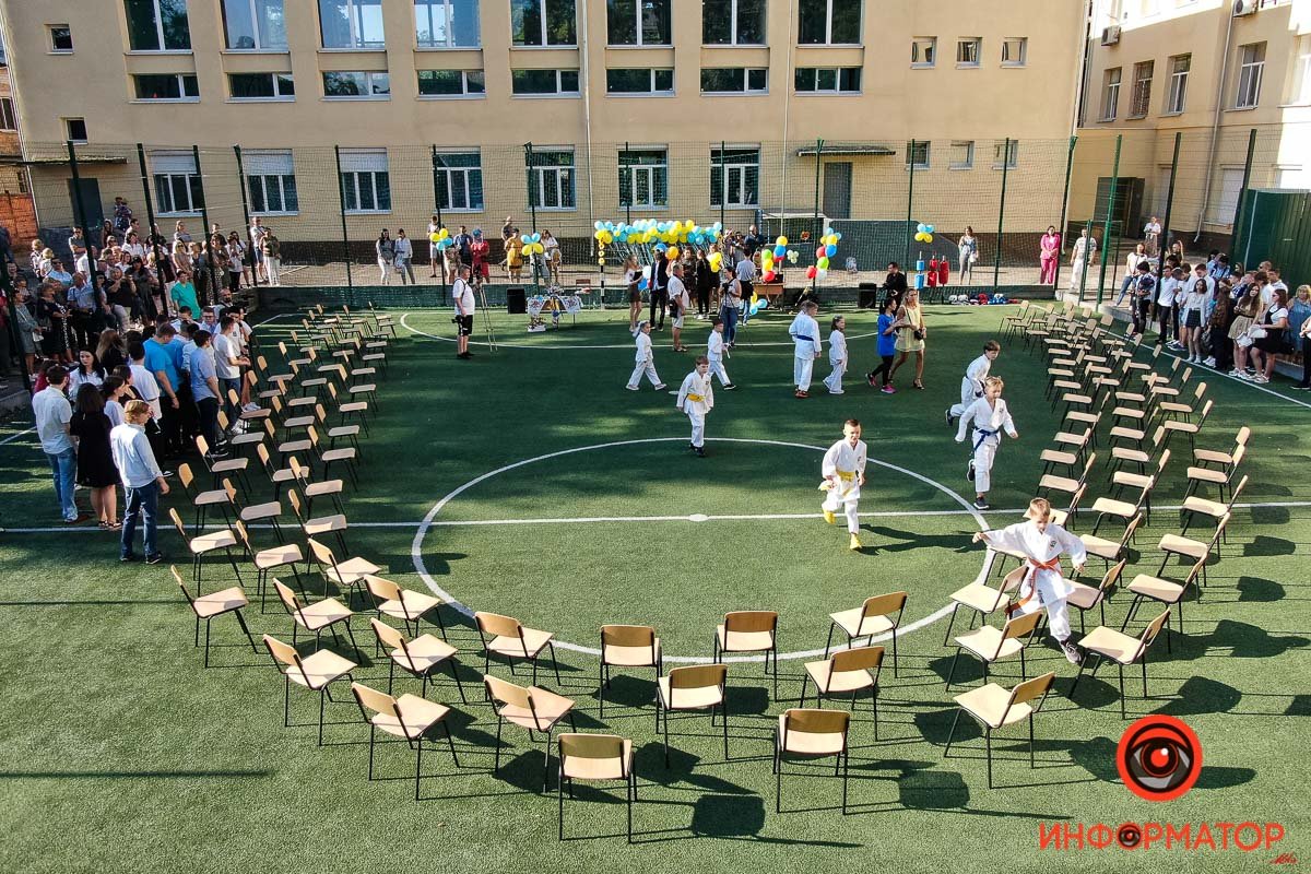 Цветы, улыбки и детский смех: как в школах Днепра праздновали 1 сентября 2