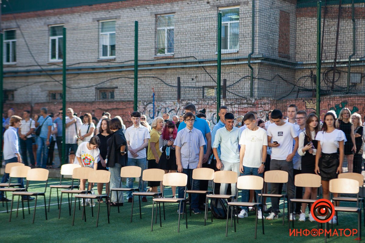Цветы, улыбки и детский смех: как в школах Днепра праздновали 1 сентября 4