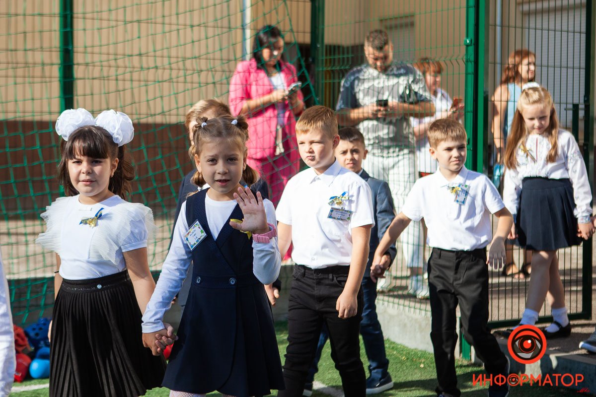 Цветы, улыбки и детский смех: как в школах Днепра праздновали 1 сентября 5