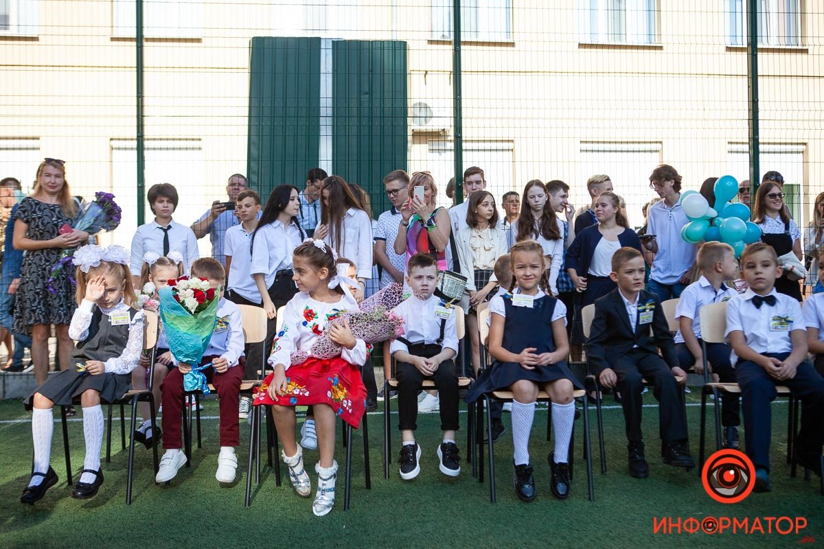 Цветы, улыбки и детский смех: как в школах Днепра праздновали 1 сентября 6