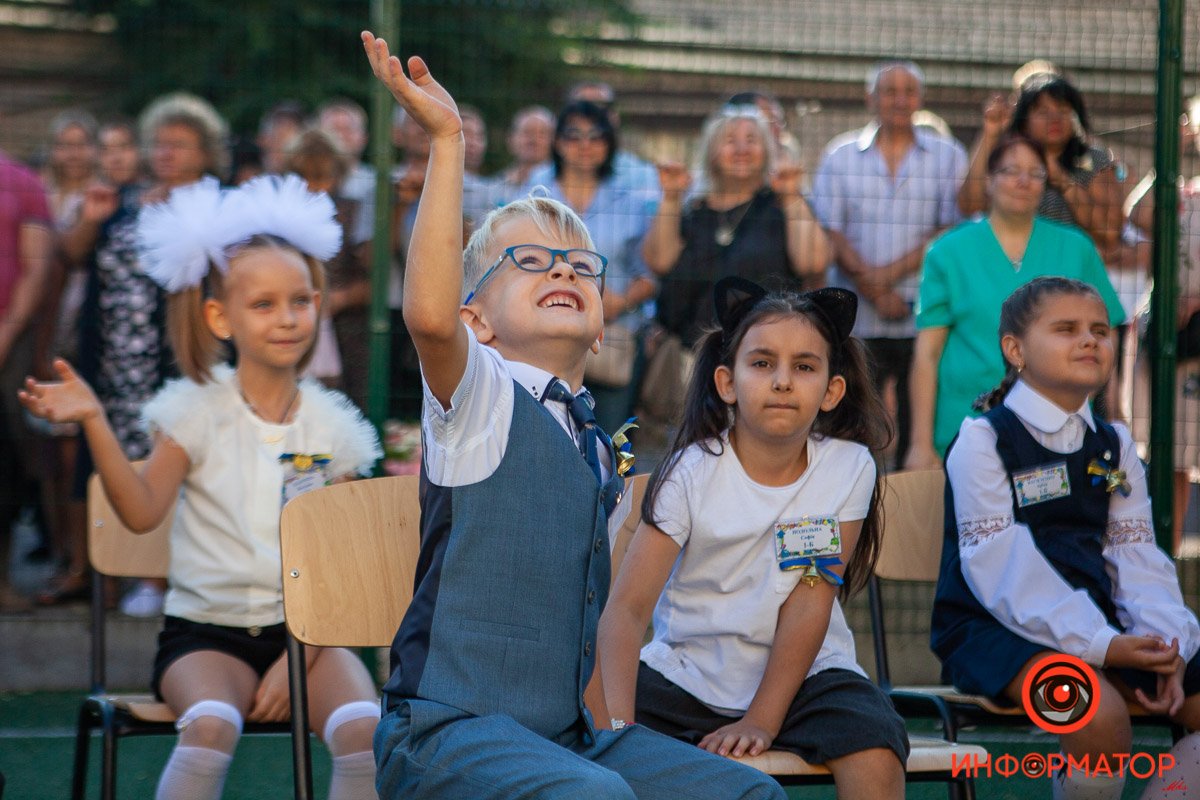 Цветы, улыбки и детский смех: как в школах Днепра праздновали 1 сентября 7
