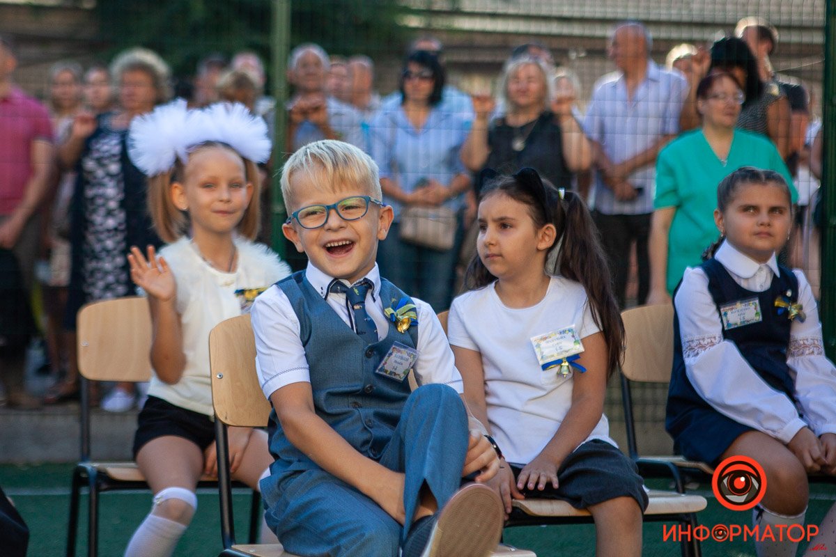 Цветы, улыбки и детский смех: как в школах Днепра праздновали 1 сентября 8
