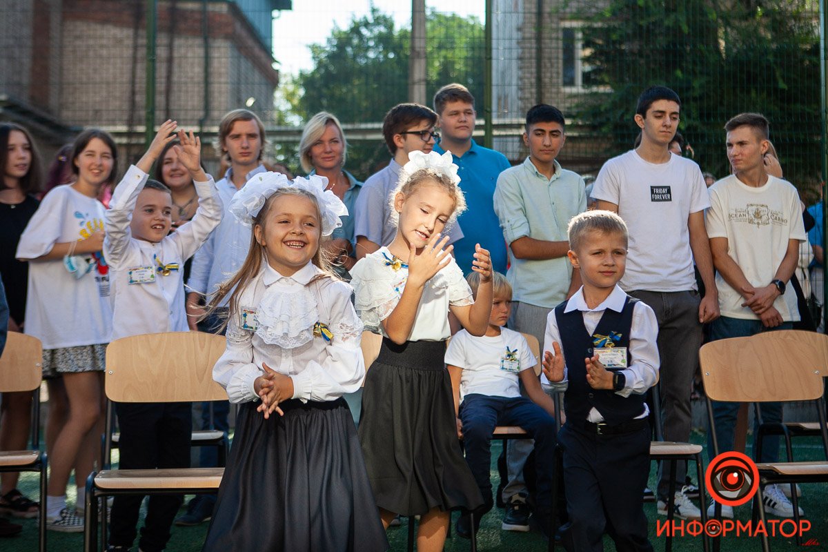 Цветы, улыбки и детский смех: как в школах Днепра праздновали 1 сентября 9