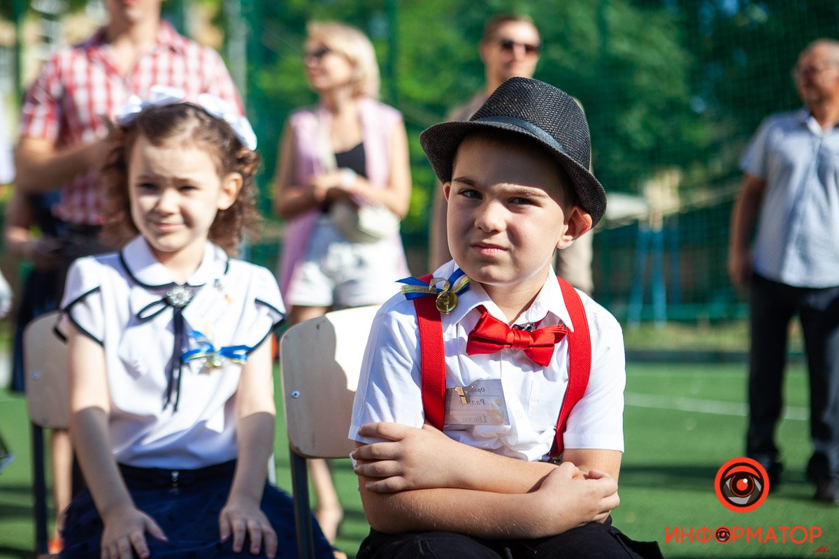 Цветы, улыбки и детский смех: как в школах Днепра праздновали 1 сентября 10