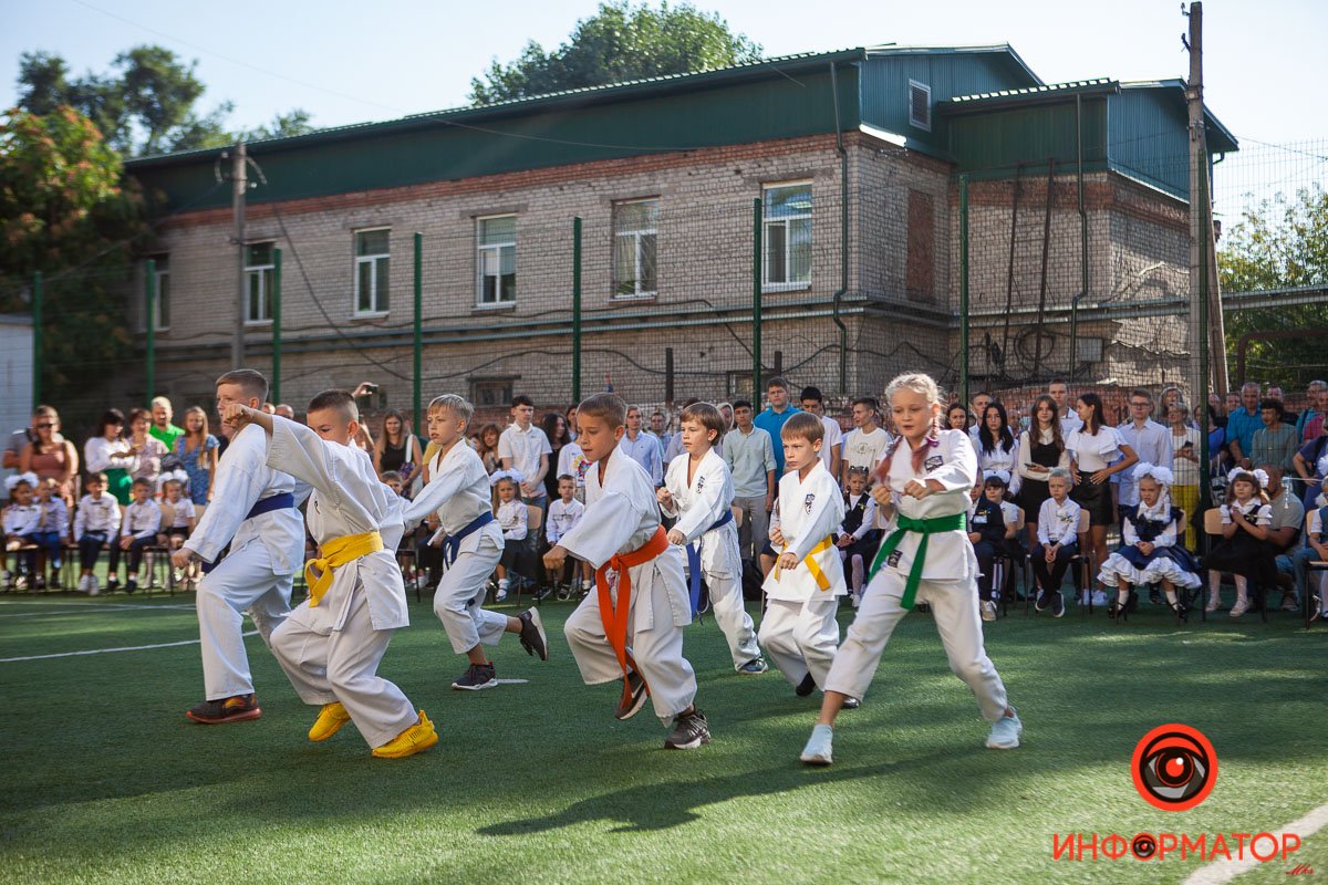 Цветы, улыбки и детский смех: как в школах Днепра праздновали 1 сентября 11