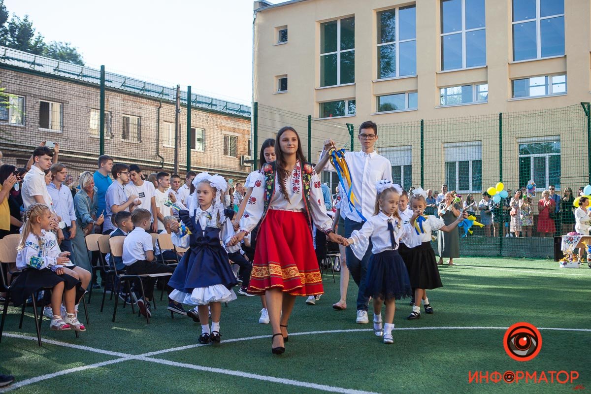Цветы, улыбки и детский смех: как в школах Днепра праздновали 1 сентября 12