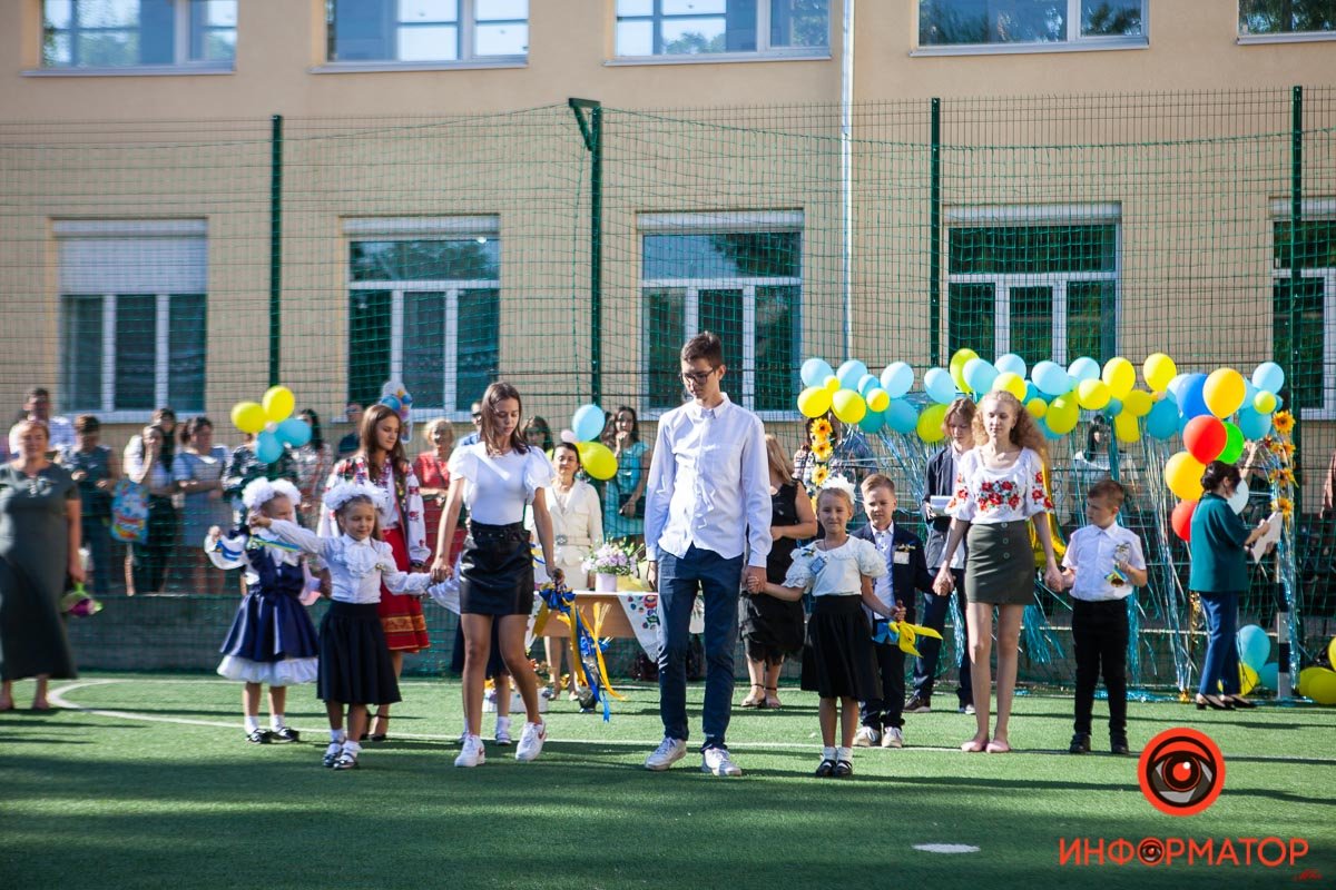 Цветы, улыбки и детский смех: как в школах Днепра праздновали 1 сентября 13