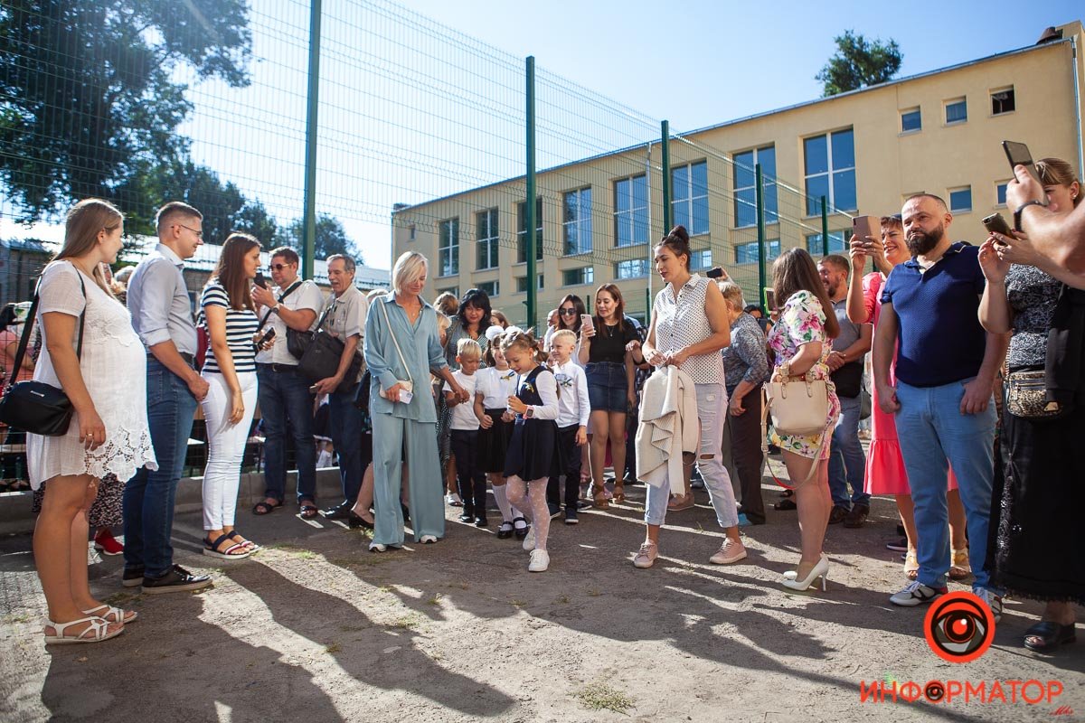 Цветы, улыбки и детский смех: как в школах Днепра праздновали 1 сентября 14