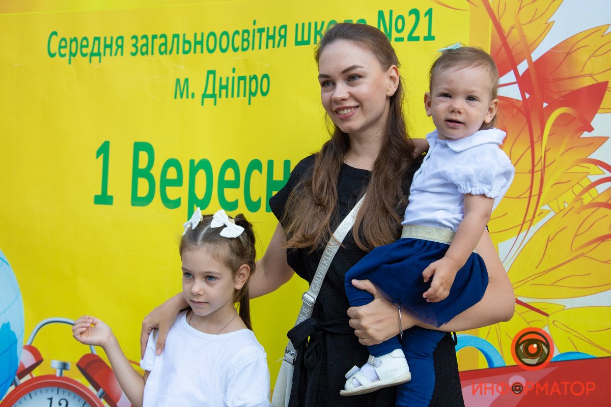 Цветы, улыбки и детский смех: как в школах Днепра праздновали 1 сентября 15