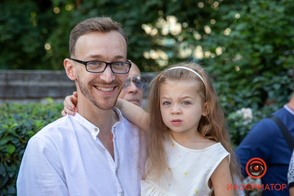 Цветы, улыбки и детский смех: как в школах Днепра праздновали 1 сентября 16