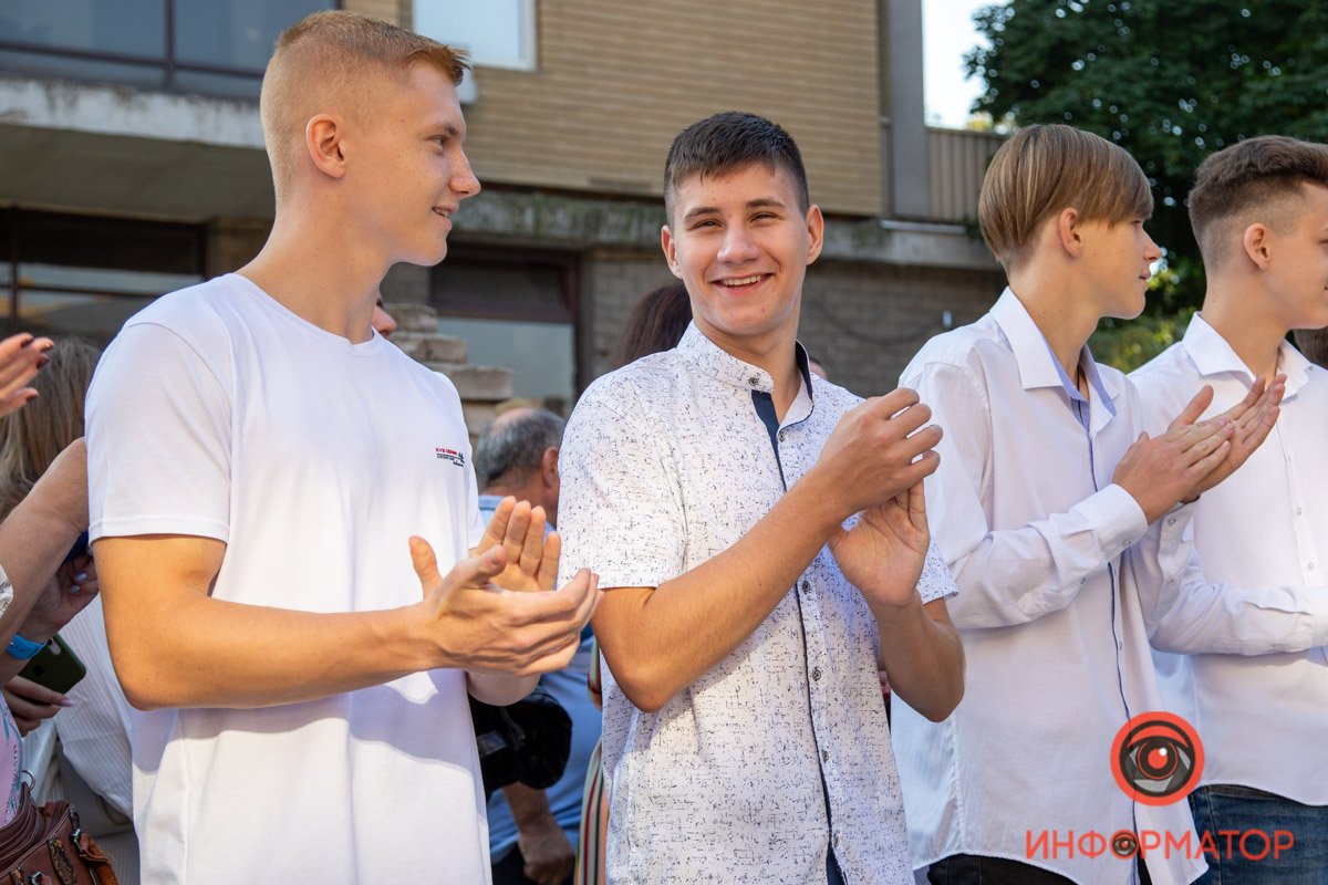 Цветы, улыбки и детский смех: как в школах Днепра праздновали 1 сентября 18
