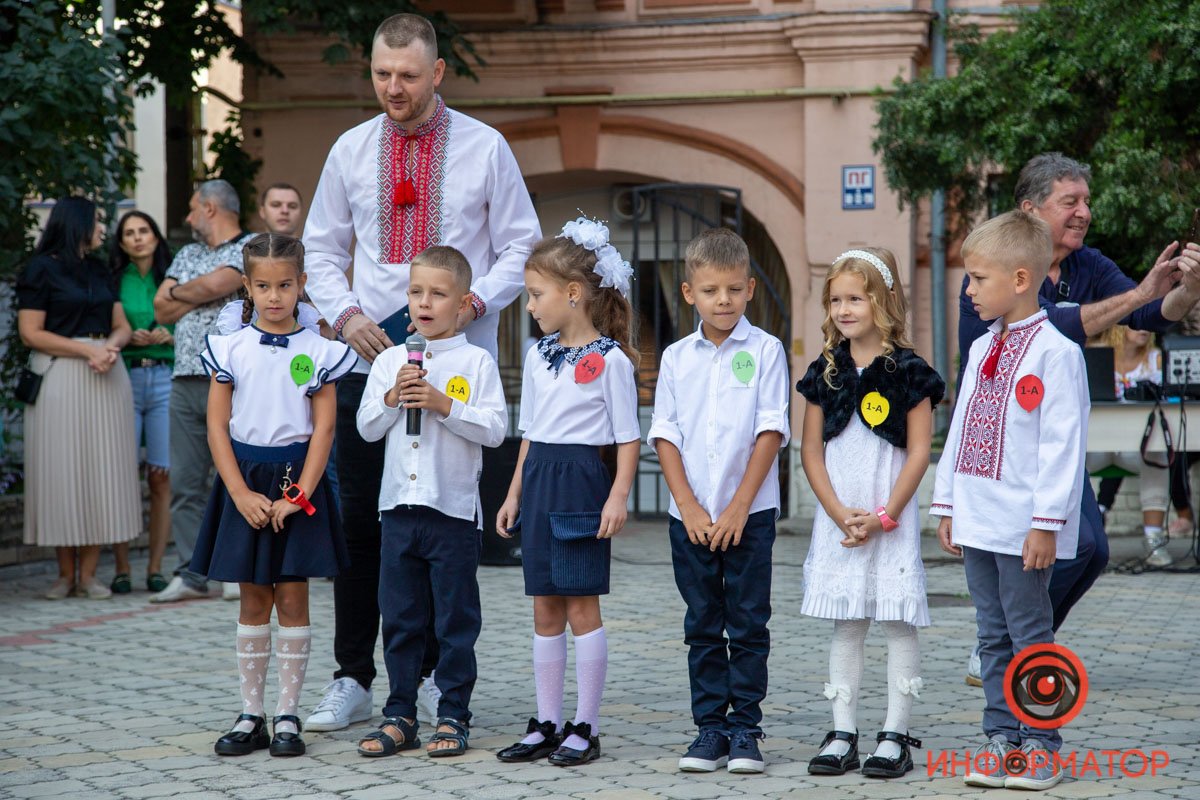 Цветы, улыбки и детский смех: как в школах Днепра праздновали 1 сентября 19