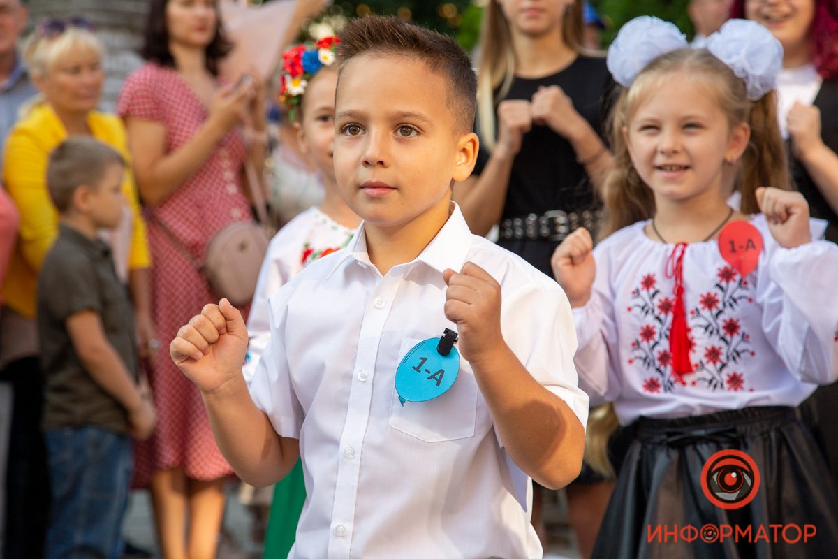 Цветы, улыбки и детский смех: как в школах Днепра праздновали 1 сентября 20