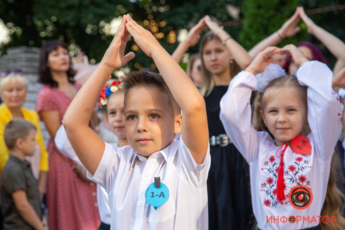 Цветы, улыбки и детский смех: как в школах Днепра праздновали 1 сентября 21