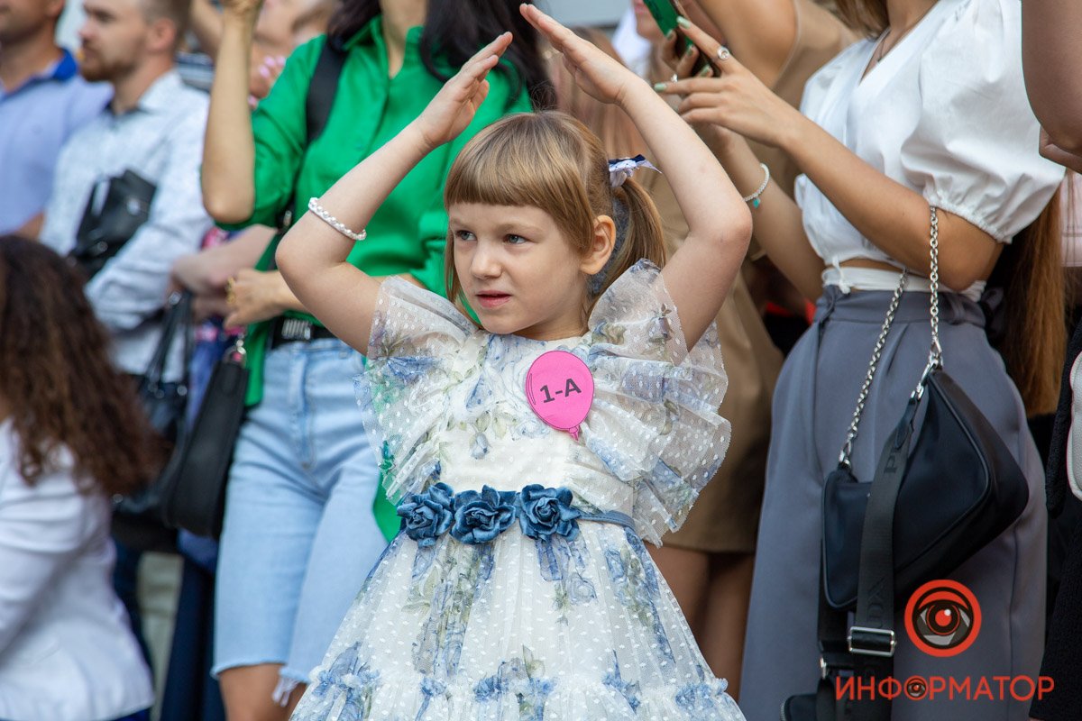 Цветы, улыбки и детский смех: как в школах Днепра праздновали 1 сентября 22