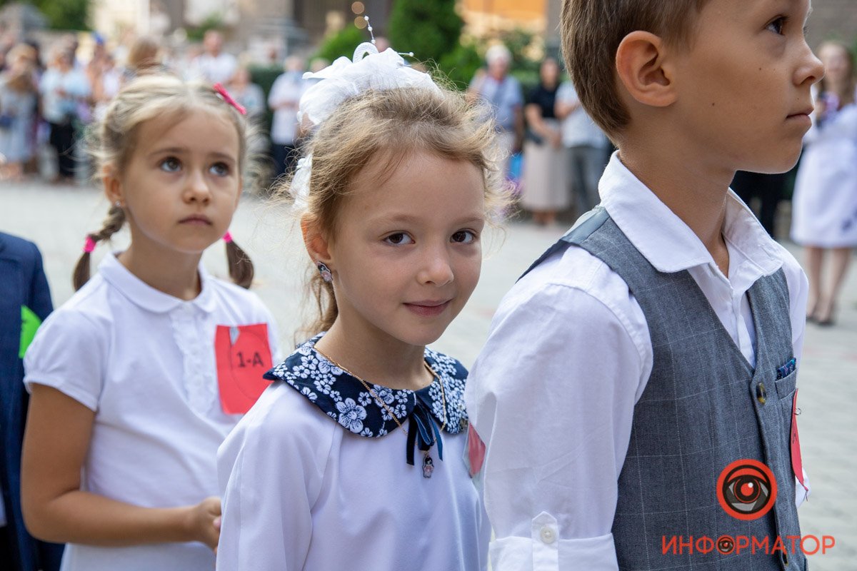 Цветы, улыбки и детский смех: как в школах Днепра праздновали 1 сентября 24
