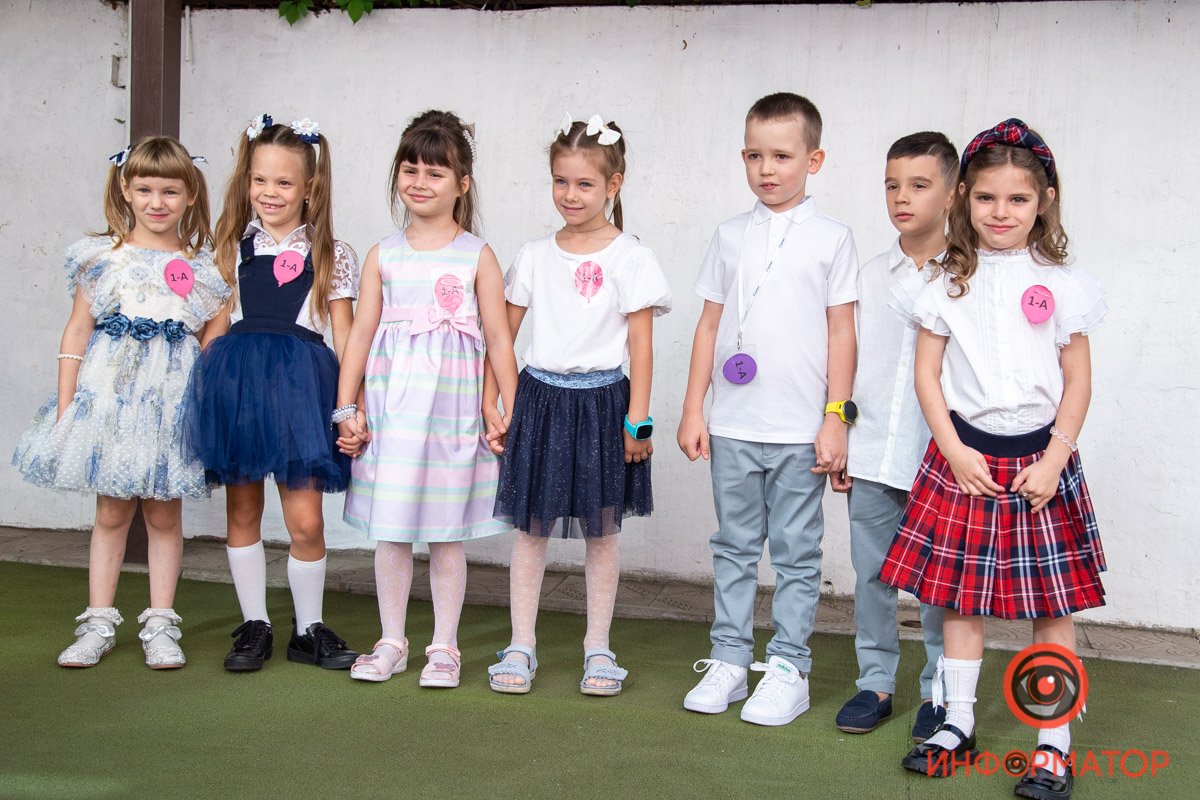 Цветы, улыбки и детский смех: как в школах Днепра праздновали 1 сентября 25