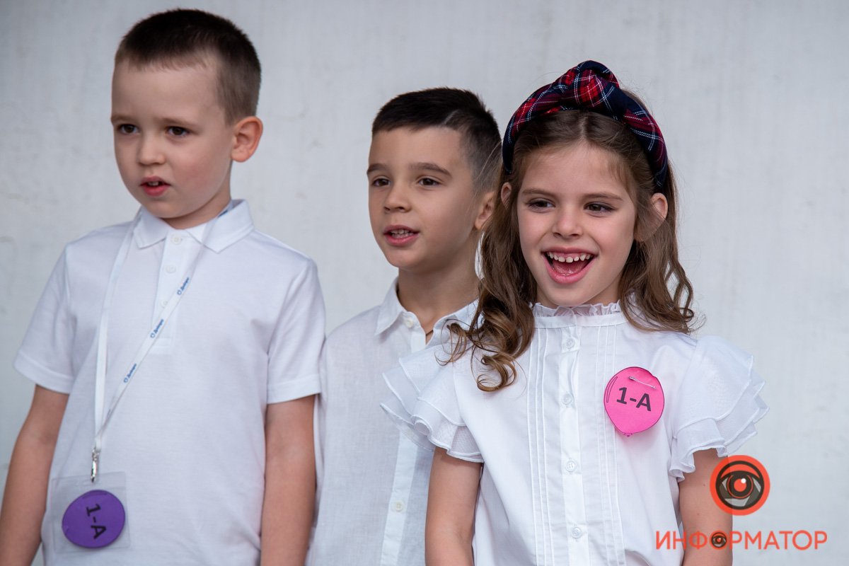 Цветы, улыбки и детский смех: как в школах Днепра праздновали 1 сентября 26