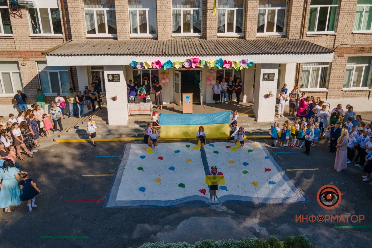 Цветы, улыбки и детский смех: как в школах Днепра праздновали 1 сентября 27