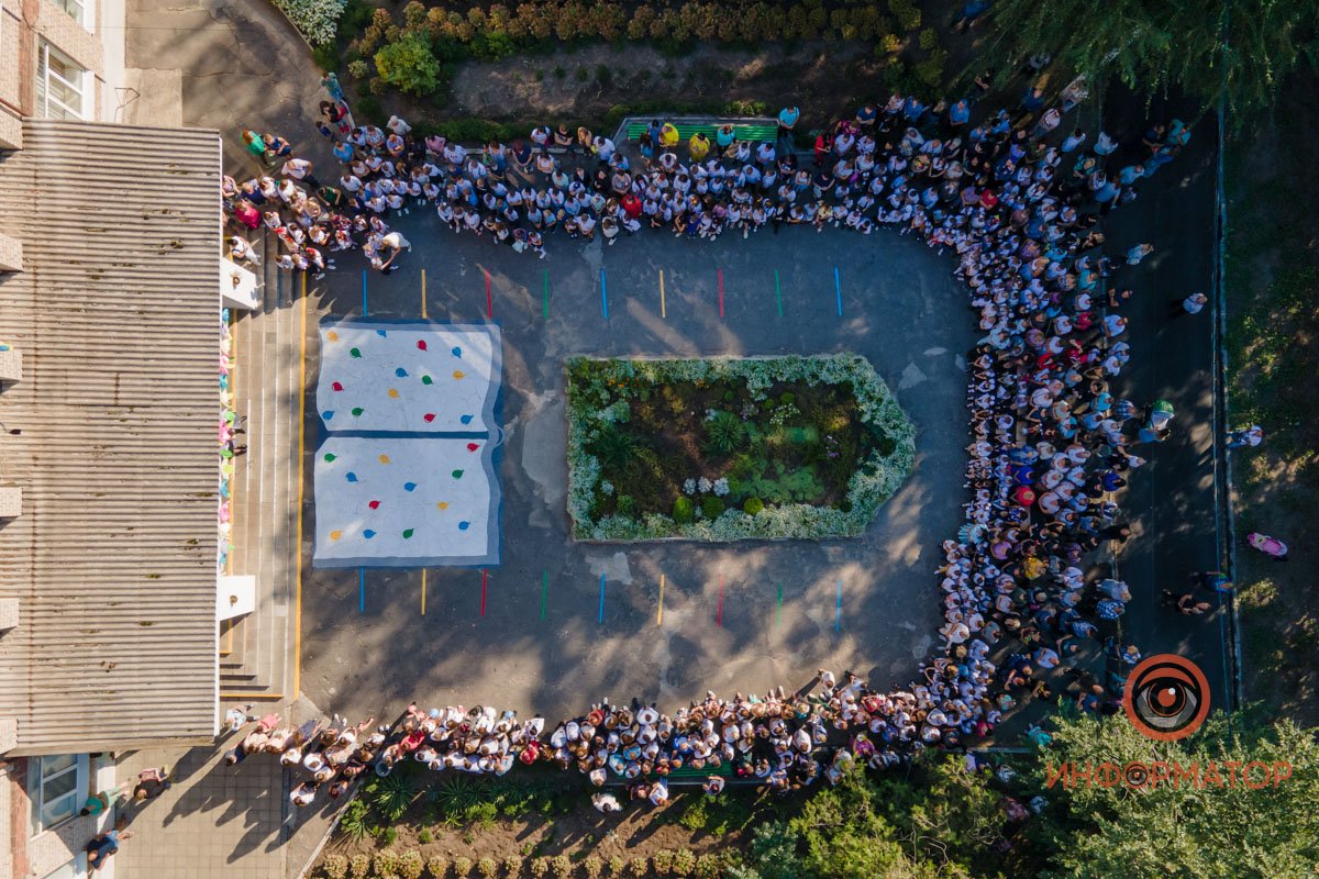 Цветы, улыбки и детский смех: как в школах Днепра праздновали 1 сентября 28