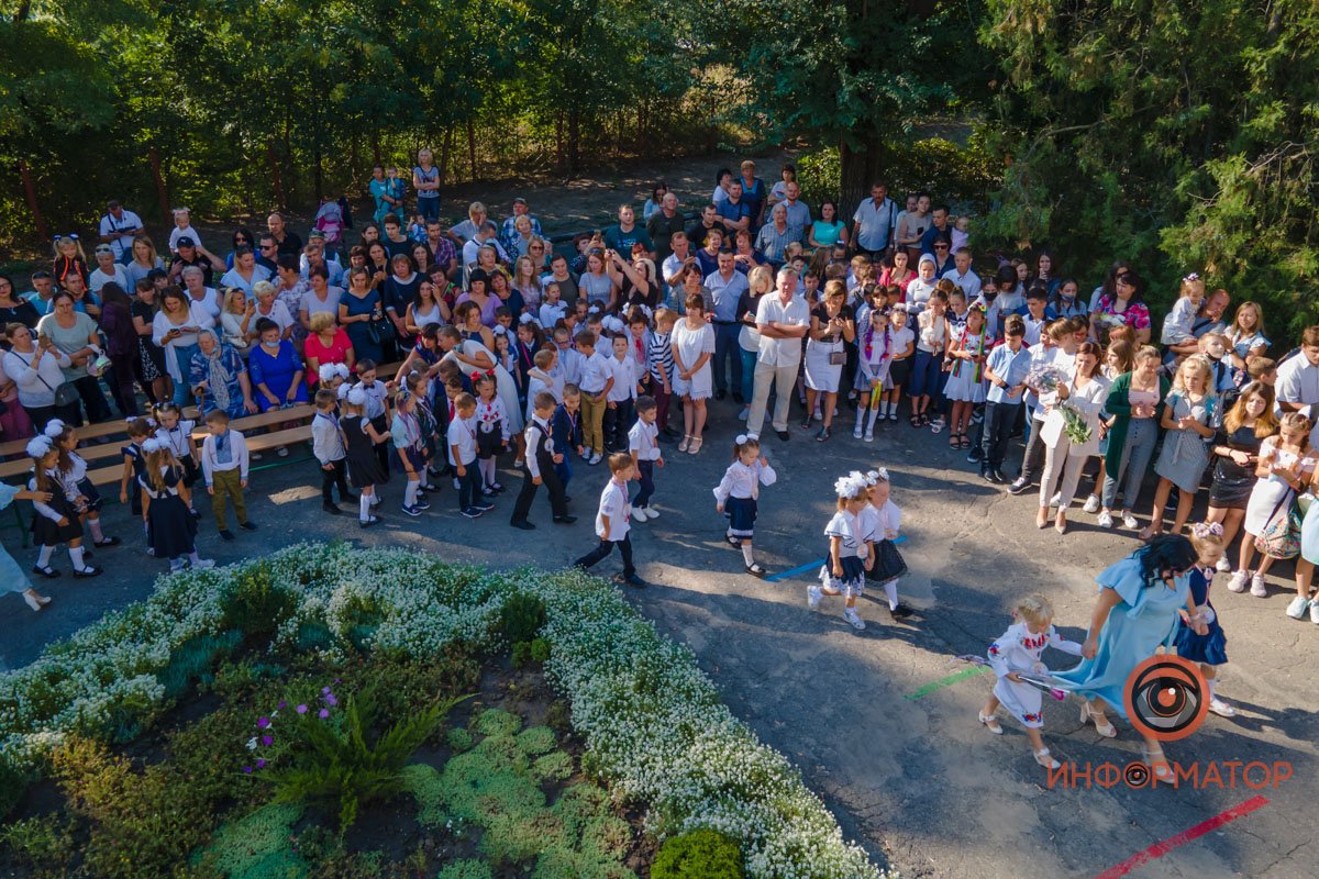 Цветы, улыбки и детский смех: как в школах Днепра праздновали 1 сентября 29