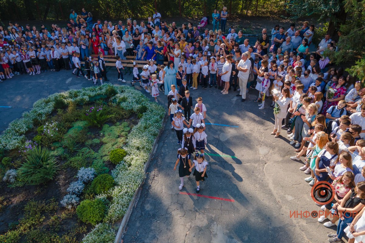 Цветы, улыбки и детский смех: как в школах Днепра праздновали 1 сентября 30