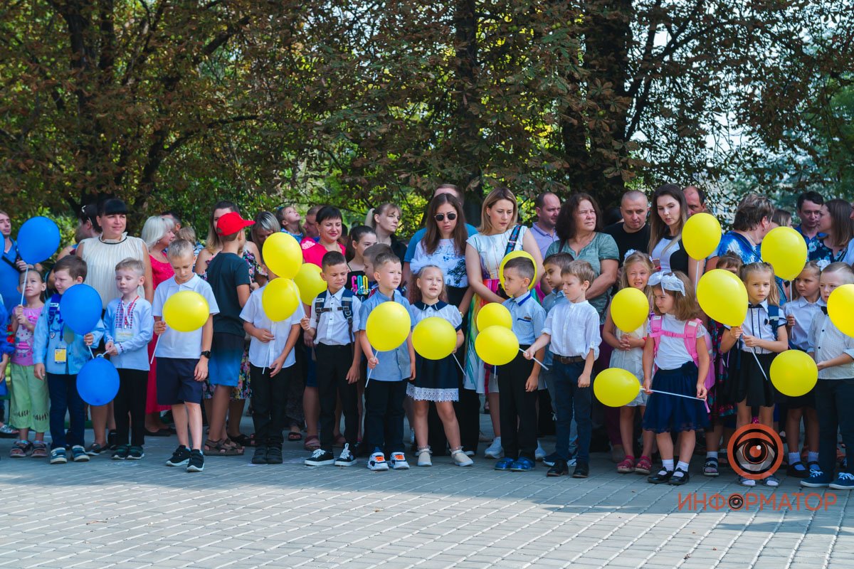Цветы, улыбки и детский смех: как в школах Днепра праздновали 1 сентября 31